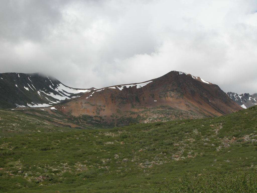 Красные скалы на реке Арбакалир