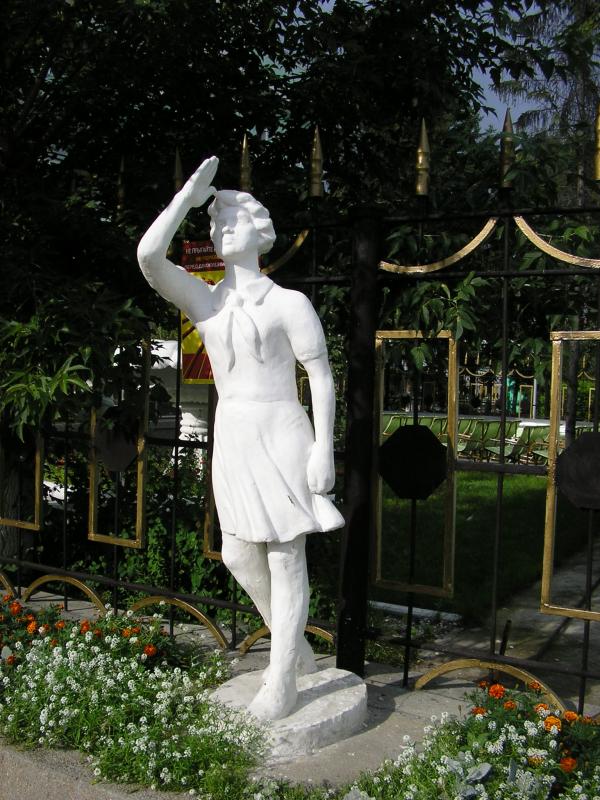 Вокзал в Новосибирске - статуя пионерки